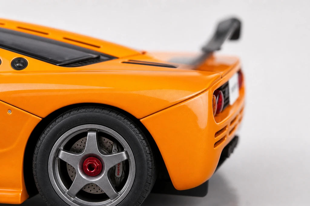 AutoArt McLaren 1995 F1 GTR LM بابايا أورانج 1:18 – نموذج معدني قابل للجمع من القالب المصبوب