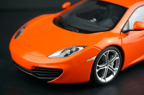 AutoArt McLaren 2011 MP4-12C أورانج 1:18 – نموذج معدني قابل للجمع مصبوب.