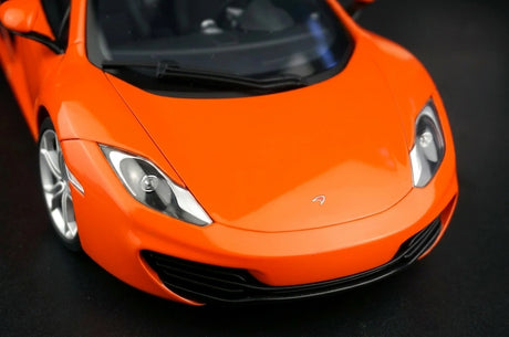 AutoArt McLaren 2011 MP4-12C أورانج 1:18 – نموذج معدني قابل للجمع مصبوب.