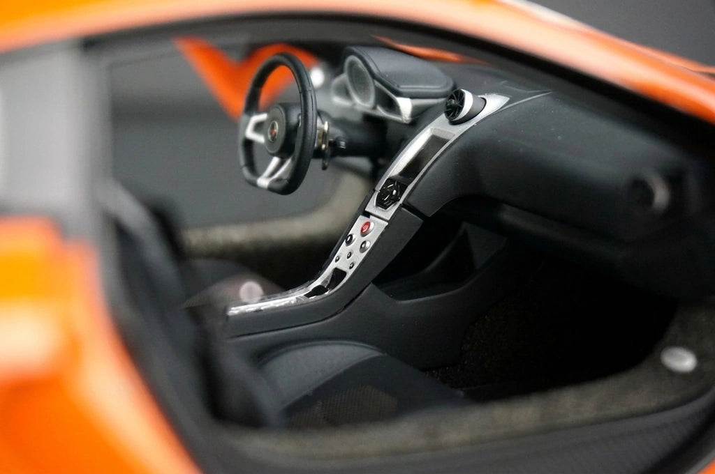 AutoArt McLaren 2011 MP4-12C أورانج 1:18 – نموذج معدني قابل للجمع مصبوب.