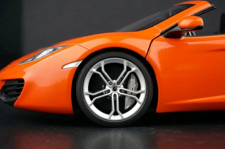 AutoArt McLaren 2011 MP4-12C أورانج 1:18 – نموذج معدني قابل للجمع مصبوب.