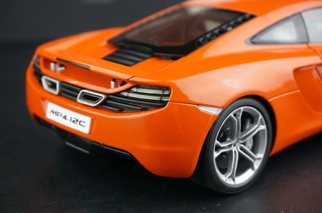 AutoArt McLaren 2011 MP4-12C أورانج 1:18 – نموذج معدني قابل للجمع مصبوب.
