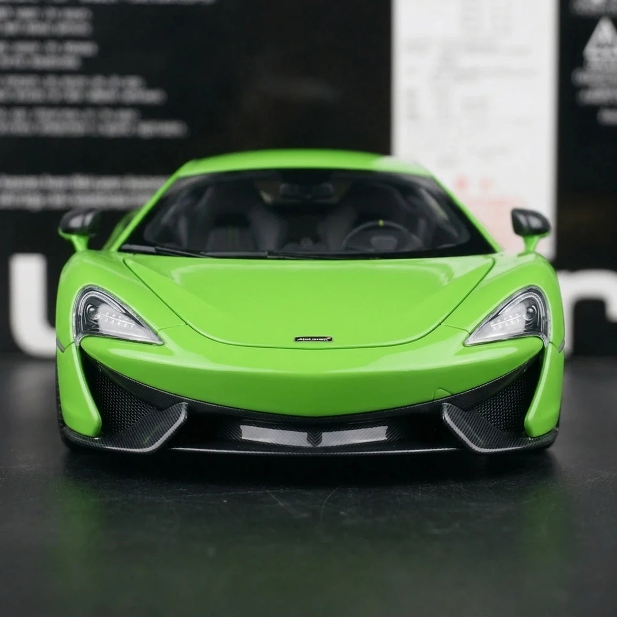 AutoArt McLaren 2015 570S Green 1:18 – نموذج معدني قابل للجمع من القالب المصبوب