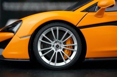 AutoArt McLaren 2015 570S Orange 1:18 – نموذج معدني قابل للجمع مصبوب.
