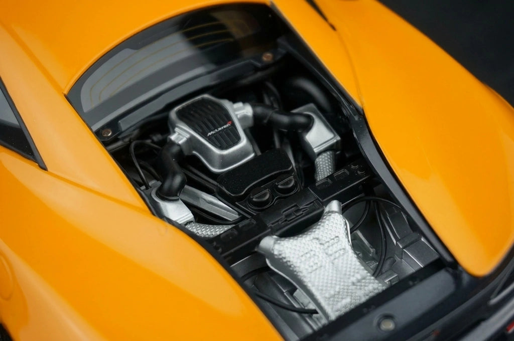 AutoArt McLaren 2015 570S Orange 1:18 – نموذج معدني قابل للجمع مصبوب.