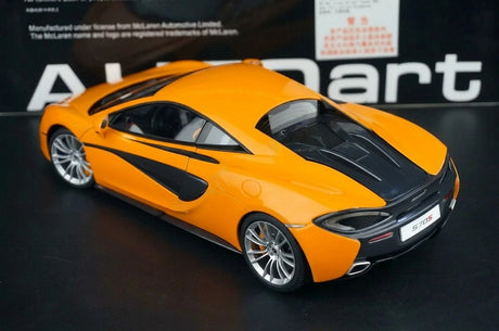 AutoArt McLaren 2015 570S Orange 1:18 – نموذج معدني قابل للجمع مصبوب.