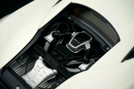 AutoArt McLaren 2015 570S White 1:18 – نموذج معدني قابل للجمع من القالب المصبوب