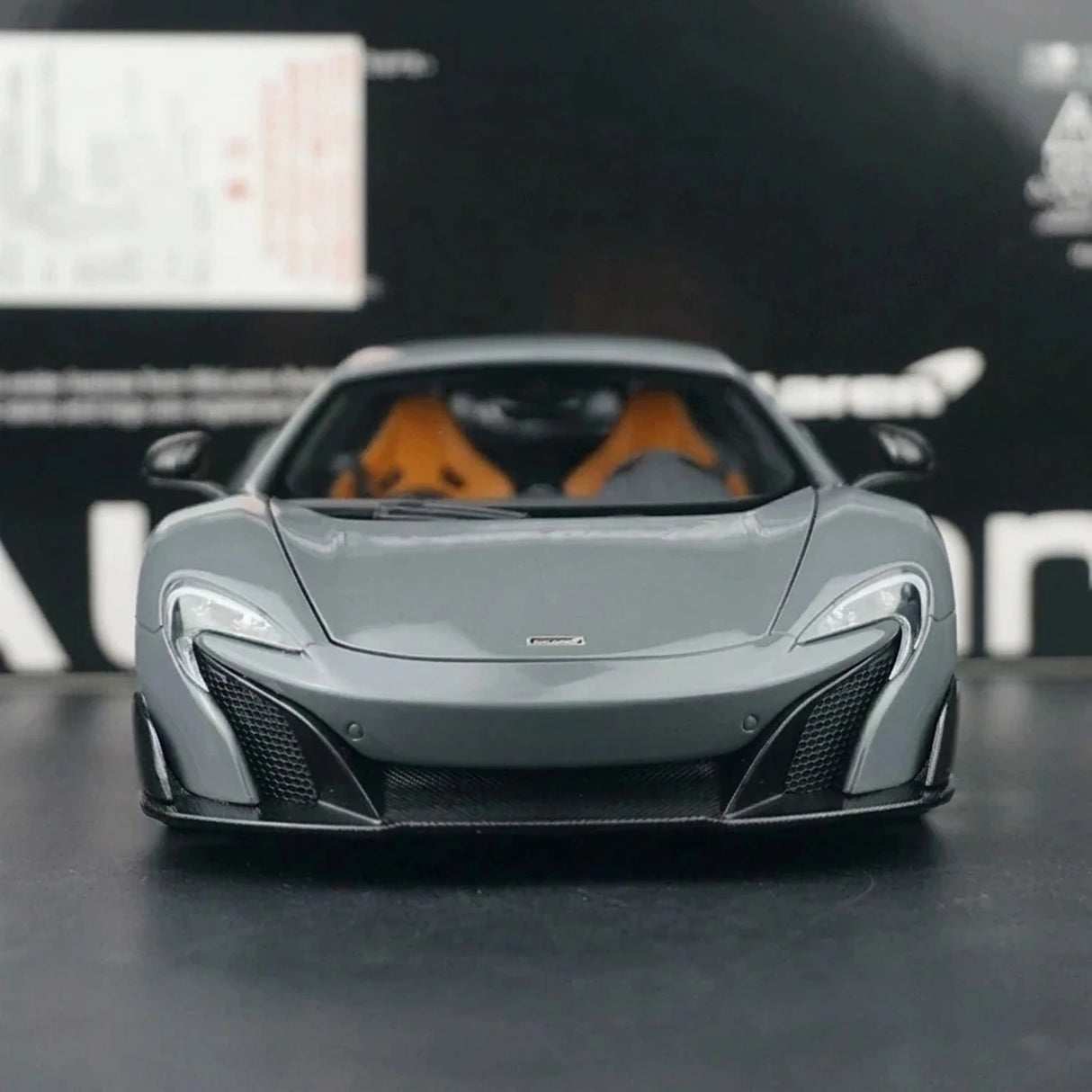 AutoArt McLaren 2015 675LT رمادي 1:18 – نموذج معدني قابل للجمع من القالب المصبوب