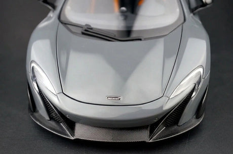 AutoArt McLaren 2015 675LT رمادي 1:18 – نموذج معدني قابل للجمع من القالب المصبوب