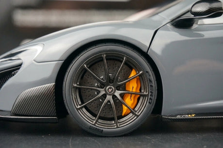 AutoArt McLaren 2015 675LT رمادي 1:18 – نموذج معدني قابل للجمع من القالب المصبوب