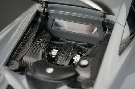 AutoArt McLaren 2015 675LT رمادي 1:18 – نموذج معدني قابل للجمع من القالب المصبوب