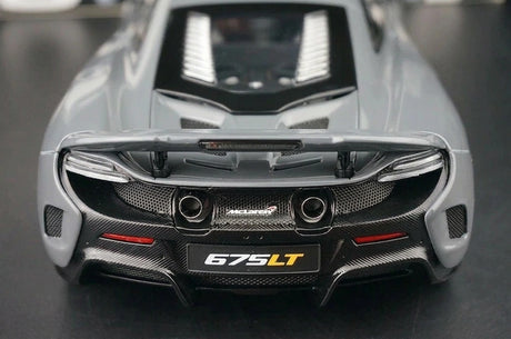 AutoArt McLaren 2015 675LT رمادي 1:18 – نموذج معدني قابل للجمع من القالب المصبوب