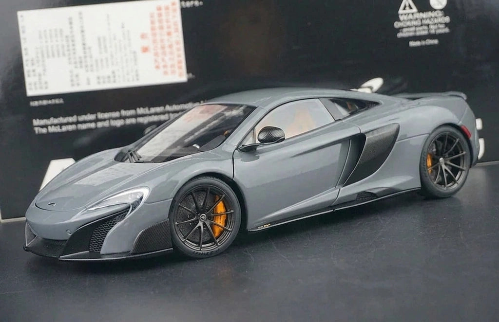 AutoArt McLaren 2015 675LT رمادي 1:18 – نموذج معدني قابل للجمع من القالب المصبوب
