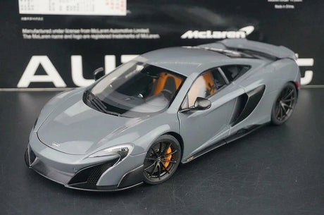 AutoArt McLaren 2015 675LT رمادي 1:18 – نموذج معدني قابل للجمع من القالب المصبوب
