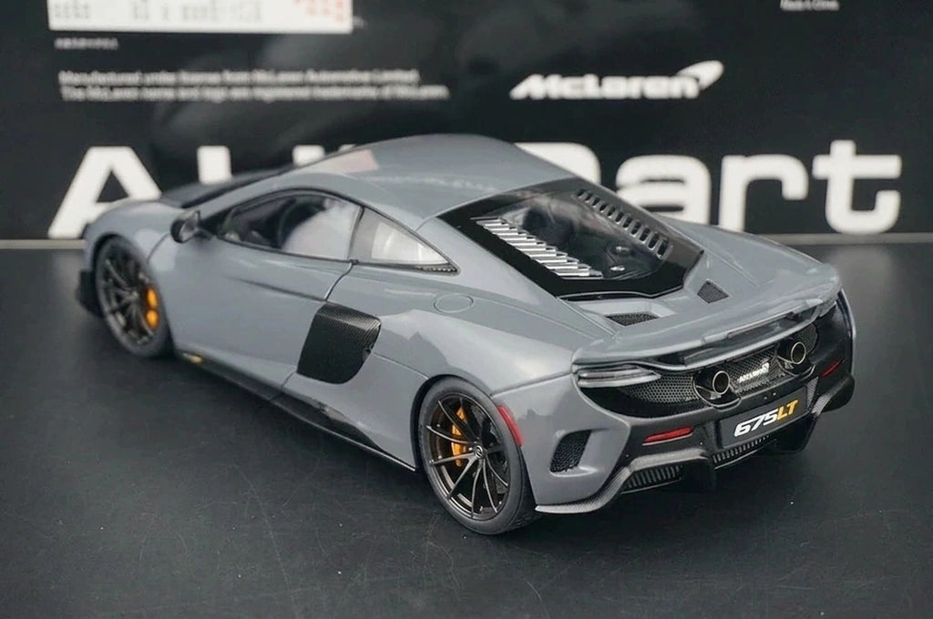 AutoArt McLaren 2015 675LT رمادي 1:18 – نموذج معدني قابل للجمع من القالب المصبوب