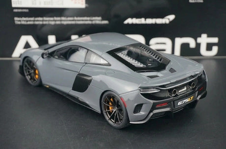 AutoArt McLaren 2015 675LT رمادي 1:18 – نموذج معدني قابل للجمع من القالب المصبوب