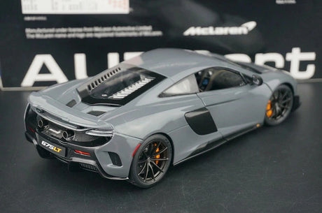 AutoArt McLaren 2015 675LT رمادي 1:18 – نموذج معدني قابل للجمع من القالب المصبوب