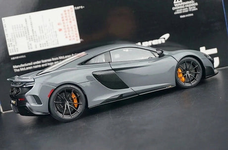 AutoArt McLaren 2015 675LT رمادي 1:18 – نموذج معدني قابل للجمع من القالب المصبوب