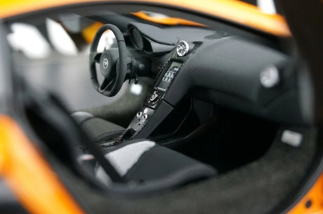 AutoArt McLaren 2015 675LT أورانج 1:18 – نموذج معدني قابل للجمع مصبوب.