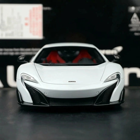 AutoArt McLaren 2015 675LT وايت 1:18 – نموذج معدني قابل للجمع مصبوب.