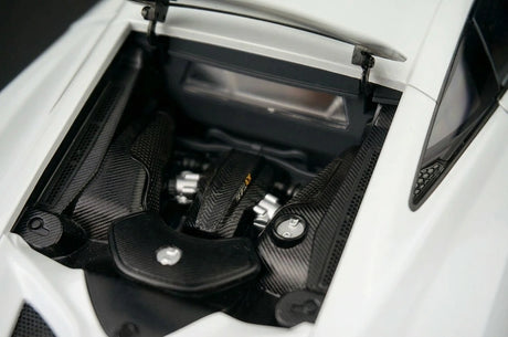 AutoArt McLaren 2015 675LT وايت 1:18 – نموذج معدني قابل للجمع مصبوب.