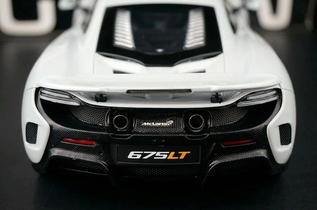 AutoArt McLaren 2015 675LT وايت 1:18 – نموذج معدني قابل للجمع مصبوب.