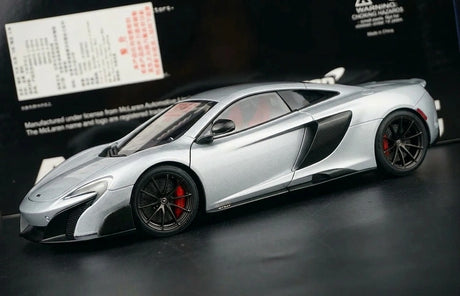 AutoArt McLaren 2015 675LT وايت 1:18 – نموذج معدني قابل للجمع مصبوب.