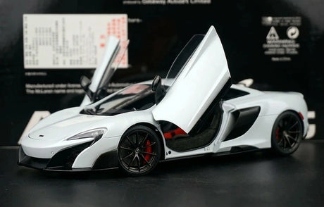 AutoArt McLaren 2015 675LT وايت 1:18 – نموذج معدني قابل للجمع مصبوب.