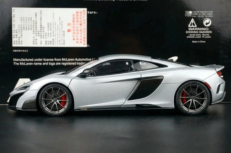 AutoArt McLaren 2015 675LT وايت 1:18 – نموذج معدني قابل للجمع مصبوب.