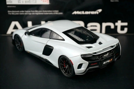 AutoArt McLaren 2015 675LT وايت 1:18 – نموذج معدني قابل للجمع مصبوب.