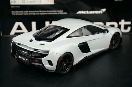 AutoArt McLaren 2015 675LT وايت 1:18 – نموذج معدني قابل للجمع مصبوب.