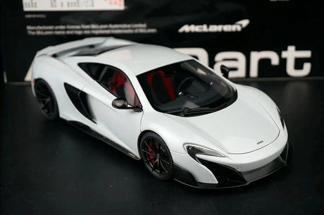 AutoArt McLaren 2015 675LT وايت 1:18 – نموذج معدني قابل للجمع مصبوب.