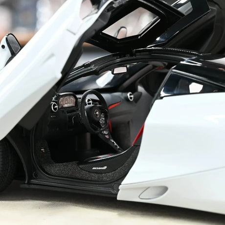 AutoArt McLaren 2017 720S White 1:18 – نموذج معدني قابل للجمع من القالب المصبوب