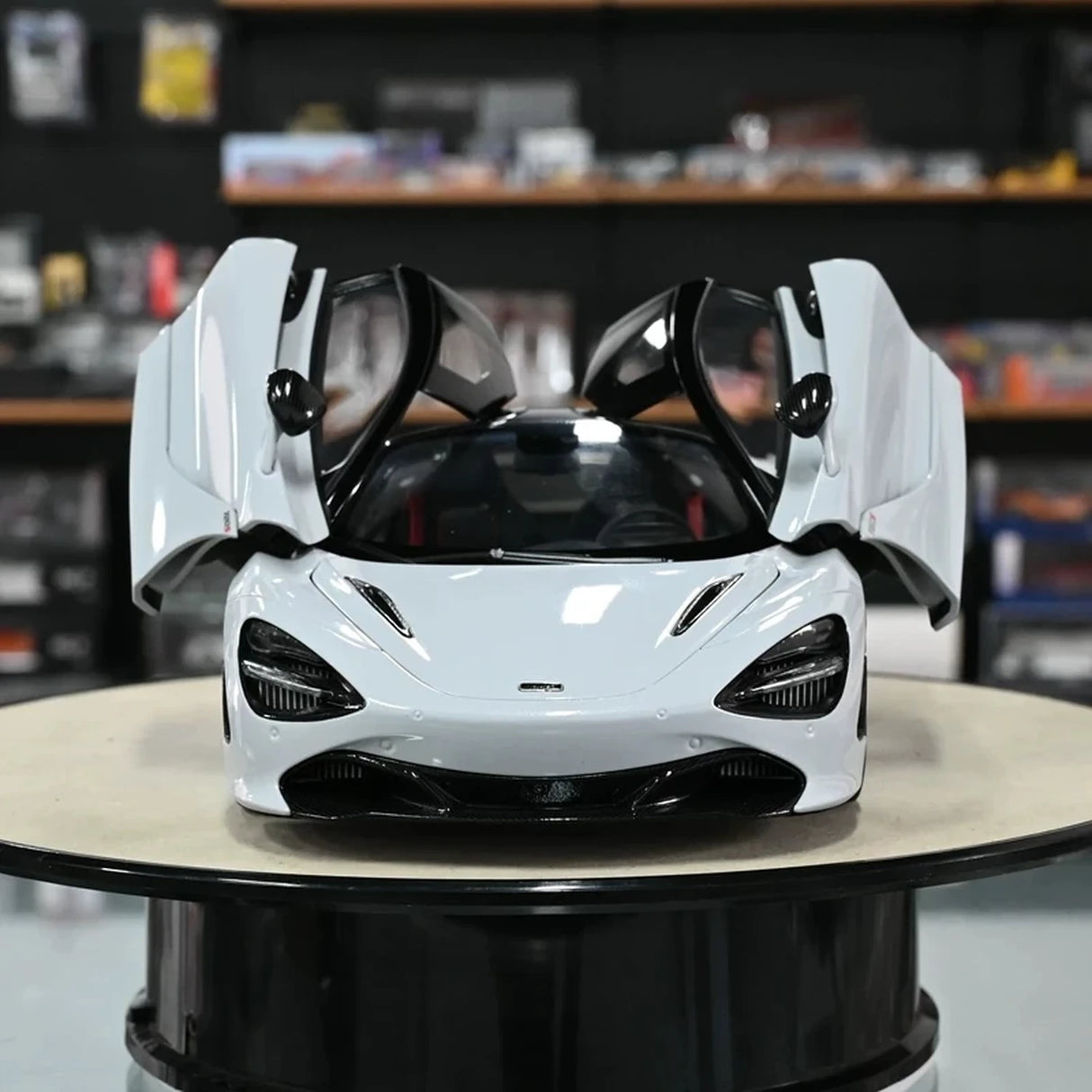 AutoArt McLaren 2017 720S White 1:18 – نموذج معدني قابل للجمع من القالب المصبوب