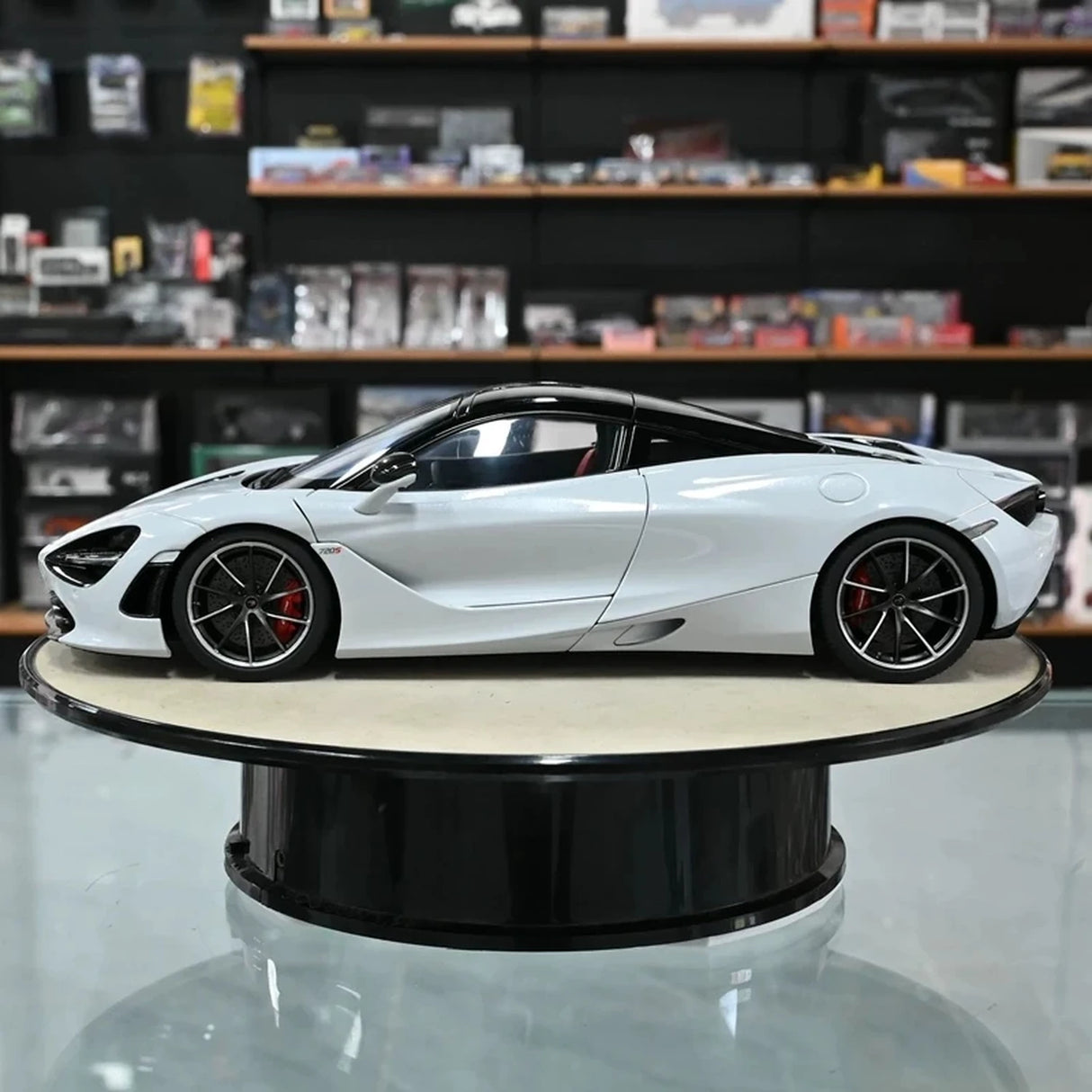 AutoArt McLaren 2017 720S White 1:18 – نموذج معدني قابل للجمع من القالب المصبوب