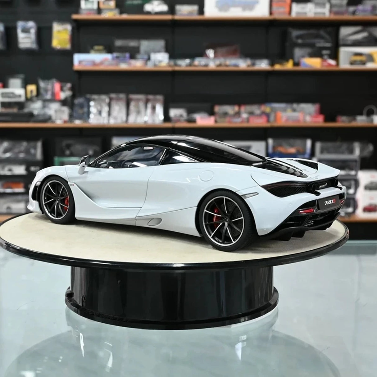 AutoArt McLaren 2017 720S White 1:18 – نموذج معدني قابل للجمع من القالب المصبوب
