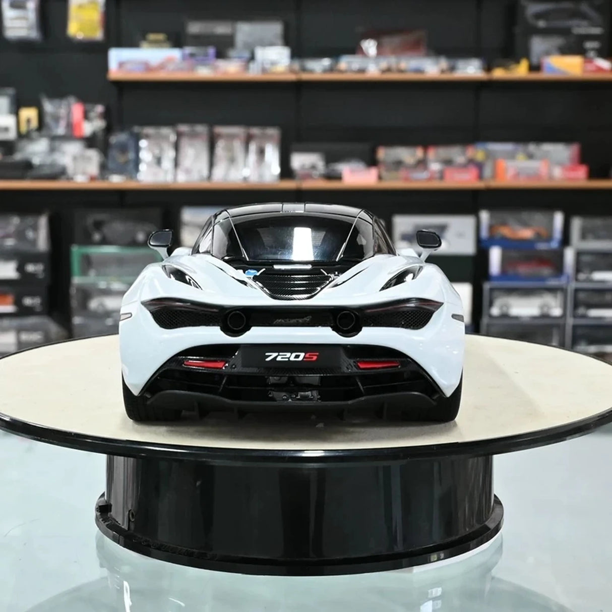 AutoArt McLaren 2017 720S White 1:18 – نموذج معدني قابل للجمع من القالب المصبوب