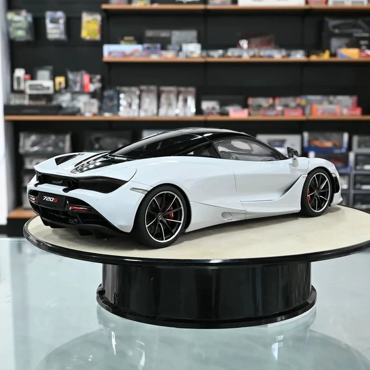 AutoArt McLaren 2017 720S White 1:18 – نموذج معدني قابل للجمع من القالب المصبوب