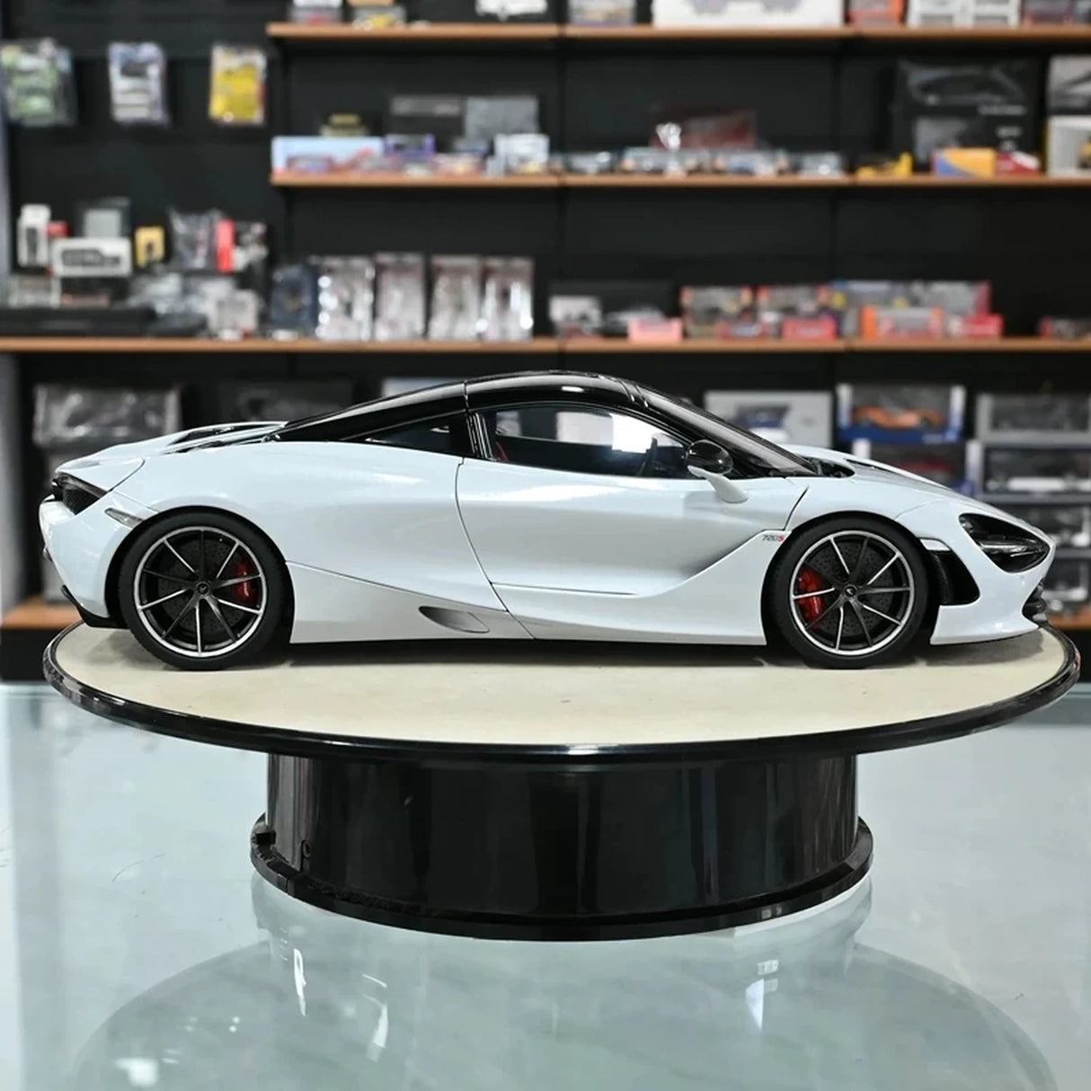 AutoArt McLaren 2017 720S White 1:18 – نموذج معدني قابل للجمع من القالب المصبوب