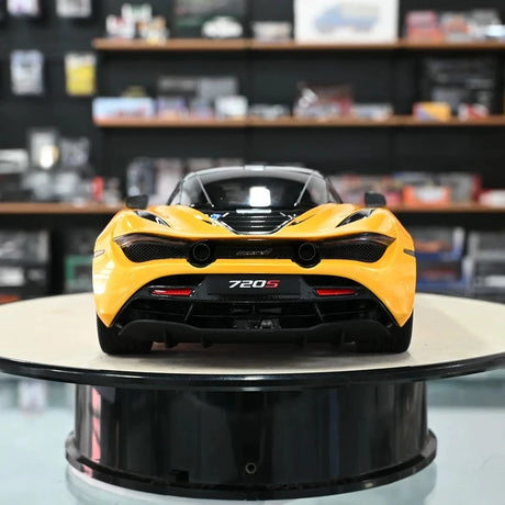 AutoArt McLaren 2017 720S Yellow 1:18 – نموذج معدني قابل للجمع من القالب المصبوب
