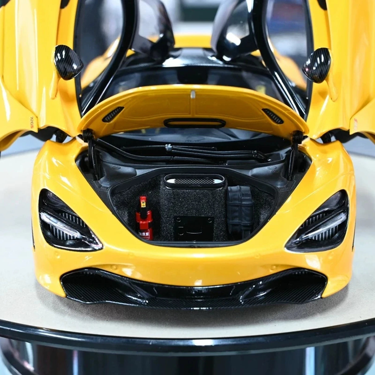 AutoArt McLaren 2017 720S Yellow 1:18 – Collectible Diecast Model Die-Cast