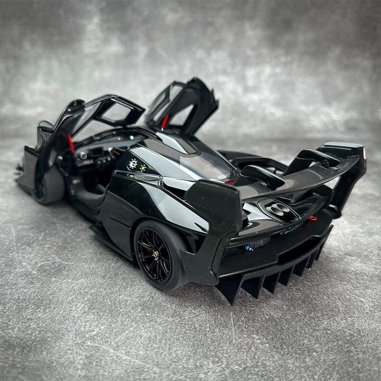 AutoArt McLaren 2019 Senna GTR Schwarze 1:18 – Sammelobjekt aus Druckguss