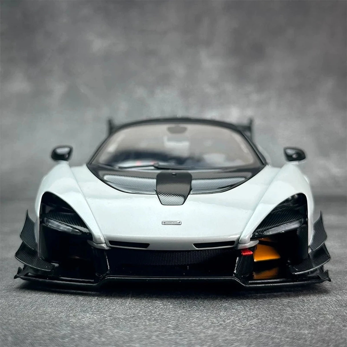 AutoArt McLaren 2019 Senna GTR وايت 1:18 – نموذج معدني قابل للجمع من القالب المصبوب