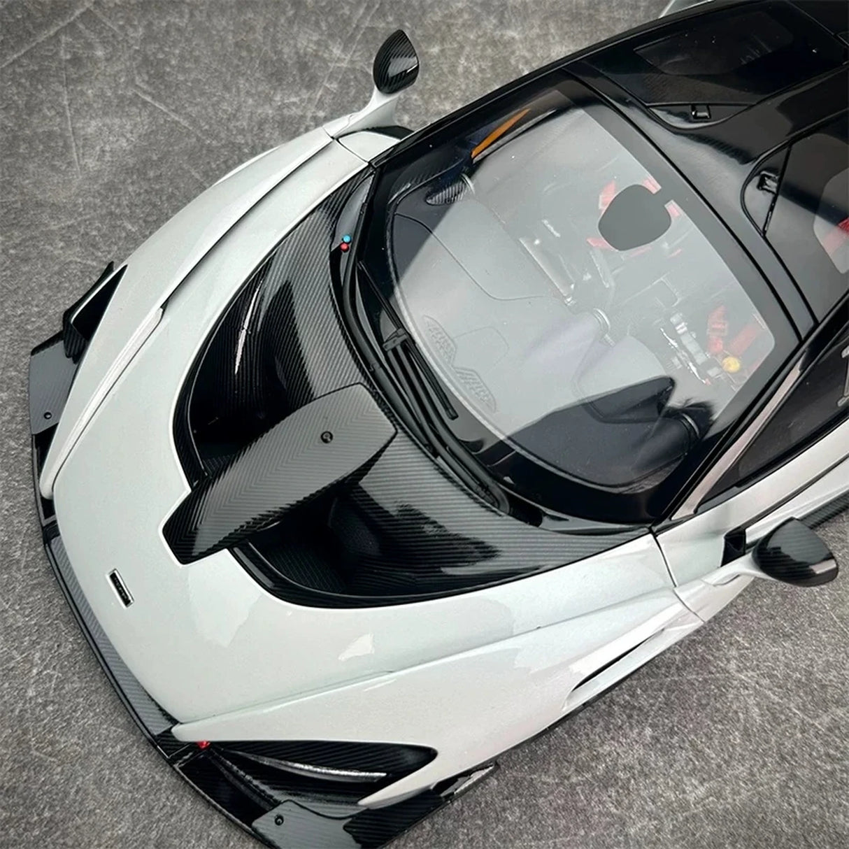 AutoArt McLaren 2019 Senna GTR وايت 1:18 – نموذج معدني قابل للجمع من القالب المصبوب