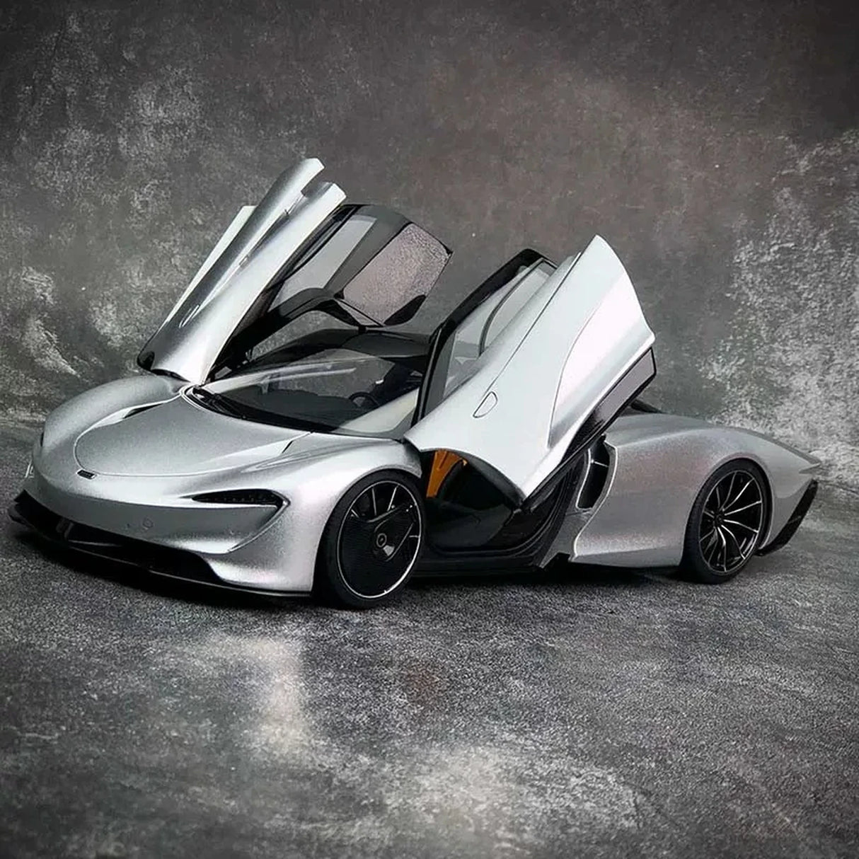 AutoArt McLaren 2020 سبيدتيل سيلفر 1:18 – نموذج معدني قابل للجمع من القالب المصبوب