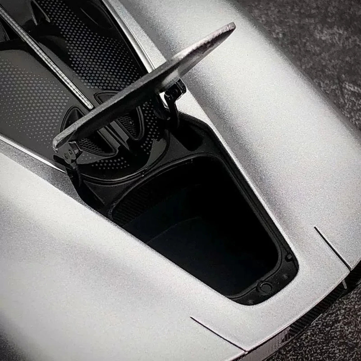 AutoArt McLaren 2020 سبيدتيل سيلفر 1:18 – نموذج معدني قابل للجمع من القالب المصبوب