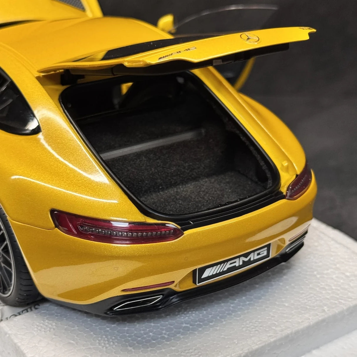 [AutoArt] 1:18 Mercedes- نموذج سياراتAMG 2015 GT S الأصفر مصبوب.