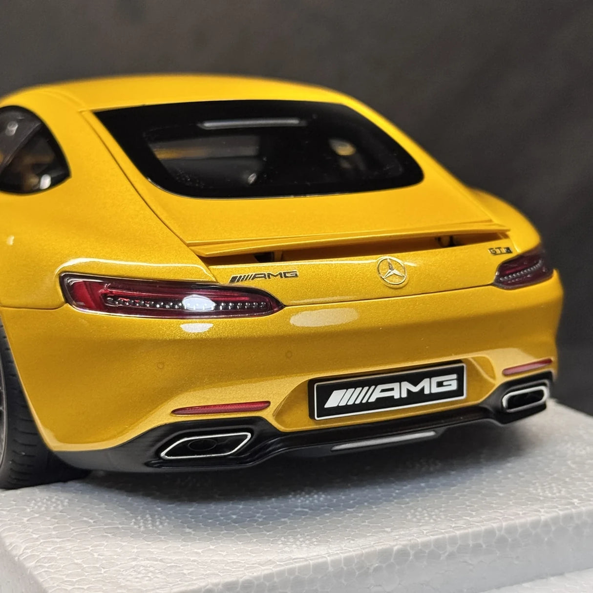 [AutoArt] 1:18 Mercedes- نموذج سياراتAMG 2015 GT S الأصفر مصبوب.
