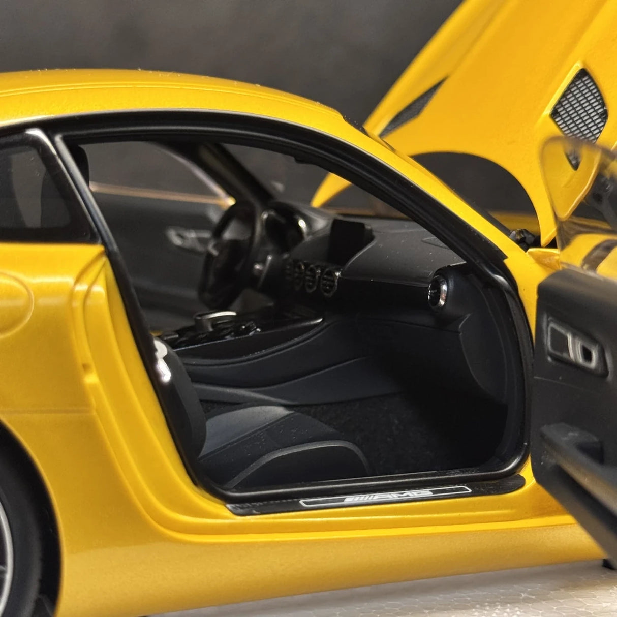 [AutoArt] 1:18 Mercedes- نموذج سياراتAMG 2015 GT S الأصفر مصبوب.