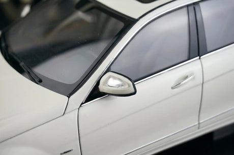 [AutoArt] 1:18 Mercedes-Benz 2007 Classe C Sedan Modello Bianco Modello Pressofuso